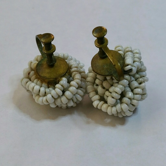Vintage beaded knot screwback earrings EUC - Picture 4 of 4